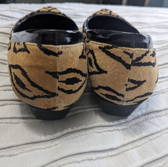 BCBGeneration tan and black print leather flats - Picture 5 of 10